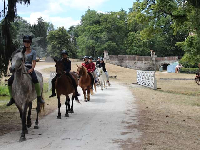 groupe d'enfants à cheval en colonie de vacances d'été comme au moyen age