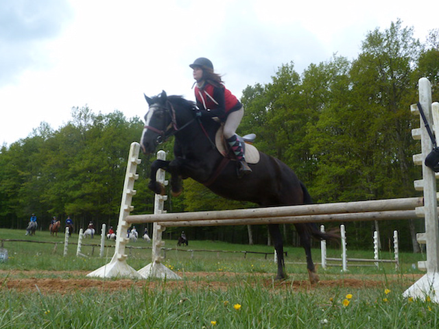 enfant pratiquant le saut à cheval en colo moyen age