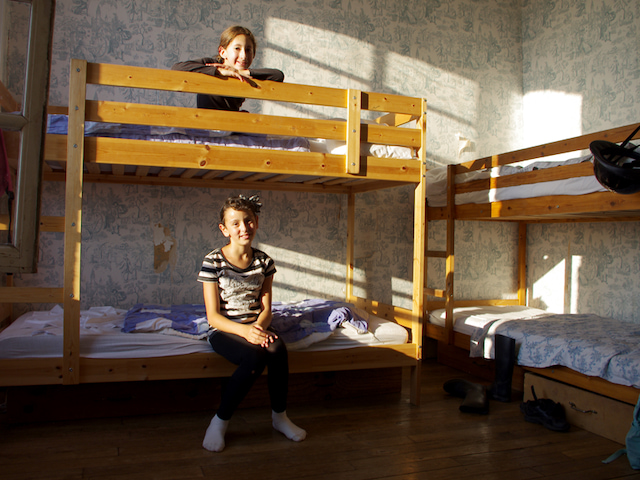 chambre de garçons en colonie de vacances cet été