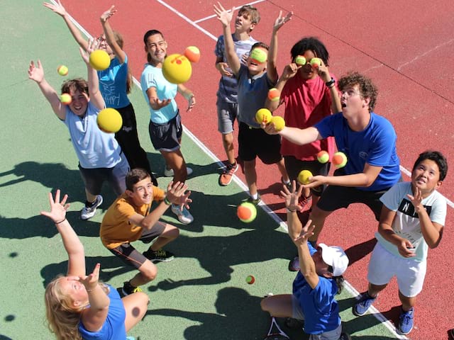 Groupe de jeunes ados en colo de vacances multi activités durant le printemps