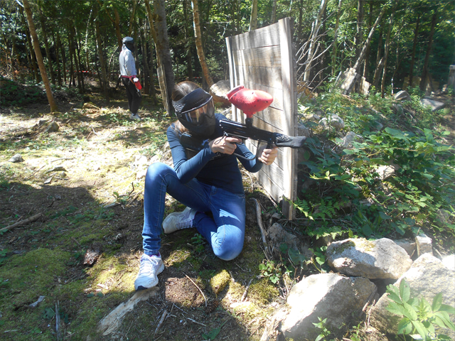 Enfant jouant au paintball en colonie de vacances