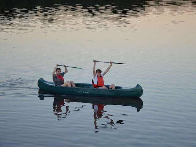 deux ados en colo faisant du canoe kayak