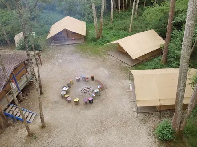 Camp de colonie de vacances vu du dessus