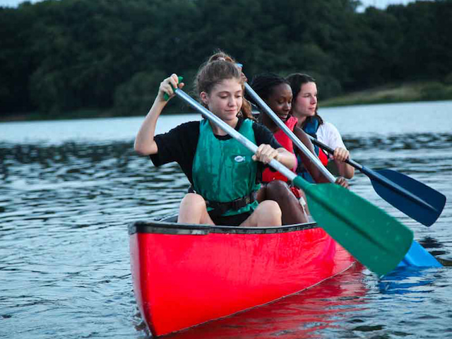 adolescentes faisant du canoe kayak en colonie de vacances