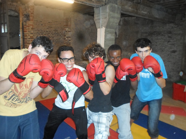 Adolescents apprenant à faire de la boxe en colo sportive cet été