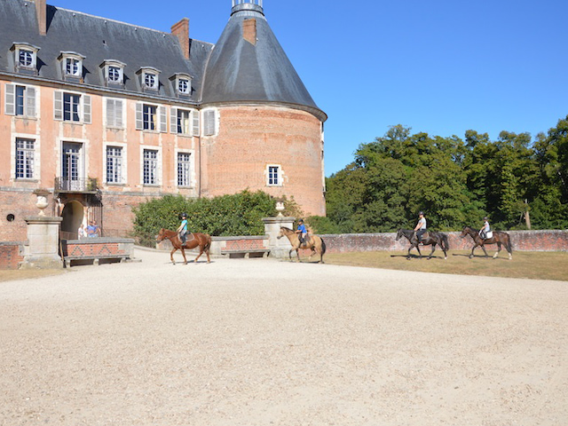 Vue sur le chateau de saint fargeau et des ados à cheval
