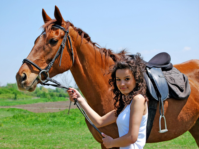Portrait d'une ado avec son cheval de colonie de vacances équitation