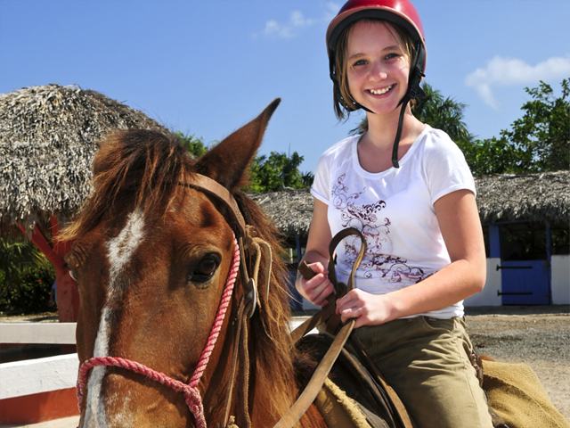 Adolescente sur son cheval en colo été