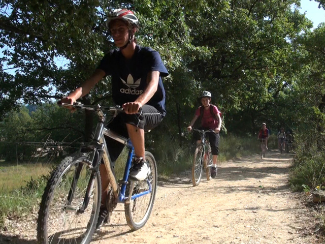 Enfant faisant du vélo en colonie de vacances d'été