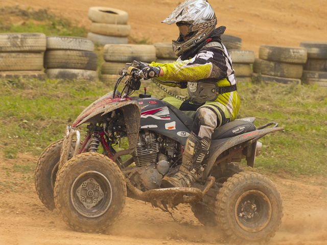 Jeune ado qui est en colo Quad et Moto cet été à Echandelys