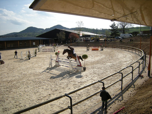 Enfants faisant de l'équitation en colonie de vacances