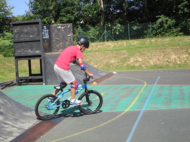 enfant faisant du bmx en colo d'été