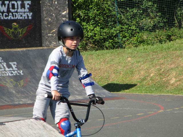 enfant faisant du bmx en colonie de vacances riders