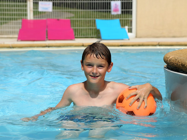 Enfant se baignant en colonie de vacances cet été