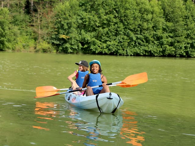 enfants en rando en canoe kayak en colonie de vacances cet été