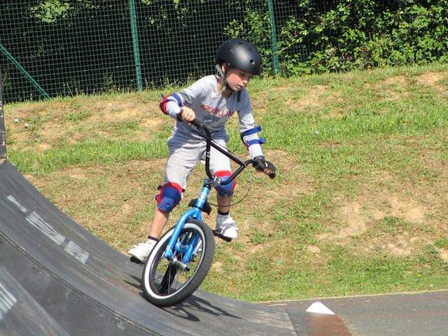 enfant en colo faisant du bmx