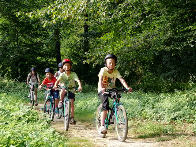 groupe d'enfants en randonnée à vélo en colo