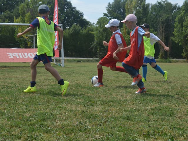 enfants jouant au football en colo 