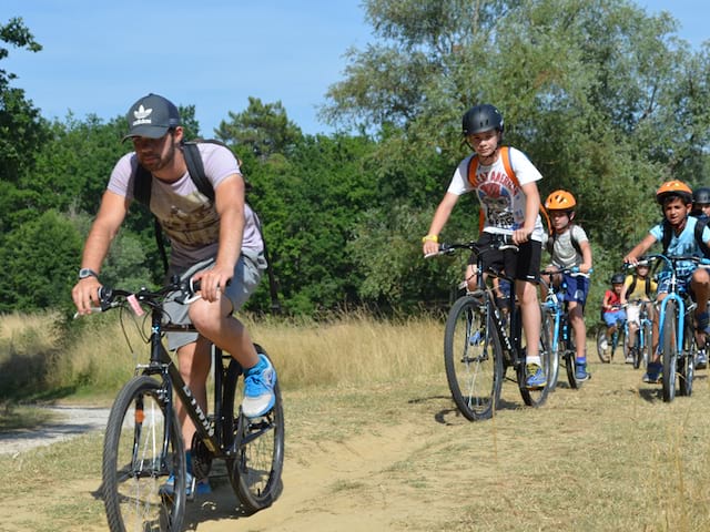 enfants en balade à vélo en colonie de vacances cet été