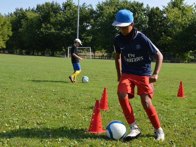 Enfant apprenant à slalomer en colonie de vacances cet été