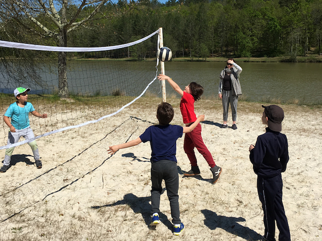 Enfants jouant au volley en colonie de vacances cet été