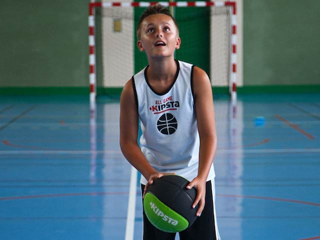enfant pratiquant des activités sportives en colo sportive cet été