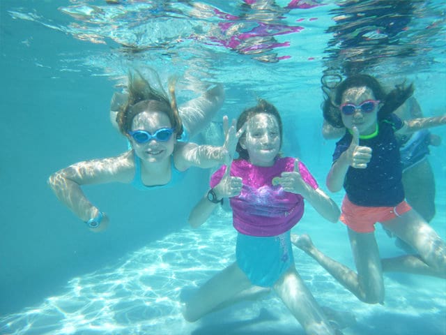 enfants pratiquant la natation cet été en colonie de vacances sportive