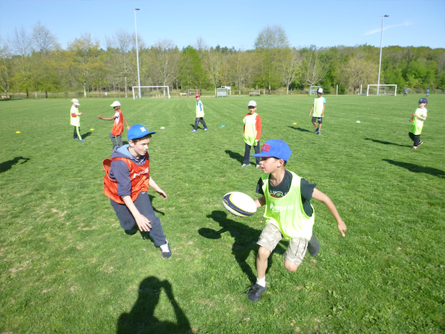 Enfants pratiquant les sports collectifs en colonie de vacances sportive été