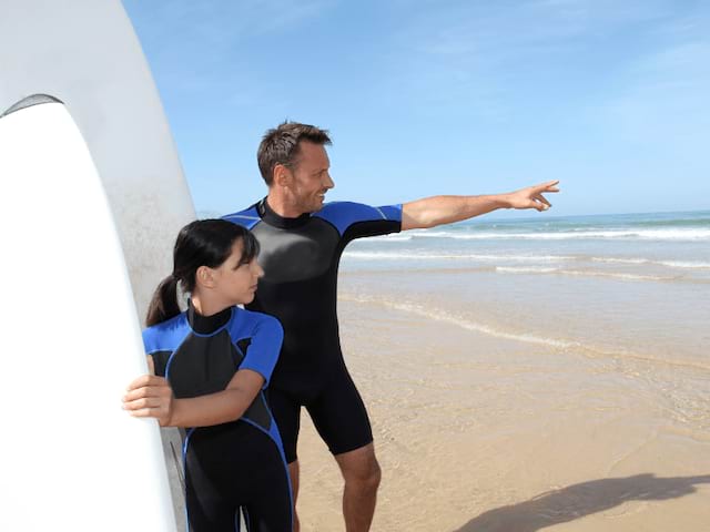 Prof de surf avec son élève en colo de vacances Surf cet été à Mimizan