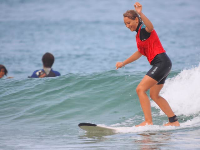 Pré ado qui pratique le surf en colonie de vacances à Mimizan cet été