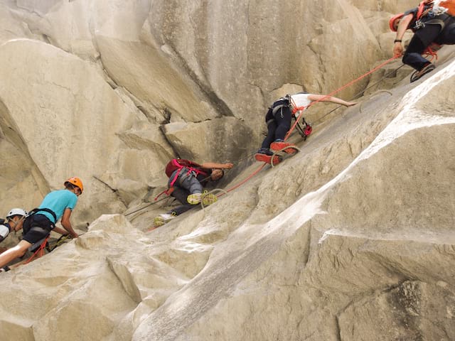 Activité canyoning en colonie de vacances à la montagne cet été