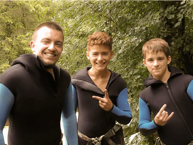 Activité canyoning en colonie de vacances à la montagne cet été