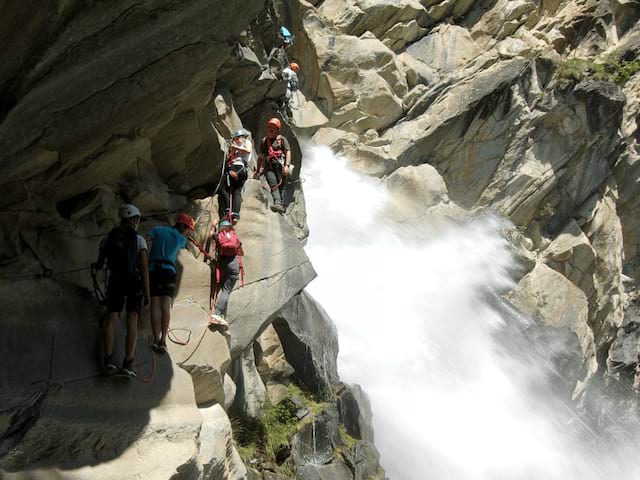 Activité canyoning en colonie de vacances à la montagne cet été