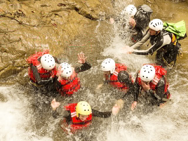 Activité canyoning en colonie de vacances à la montagne cet été