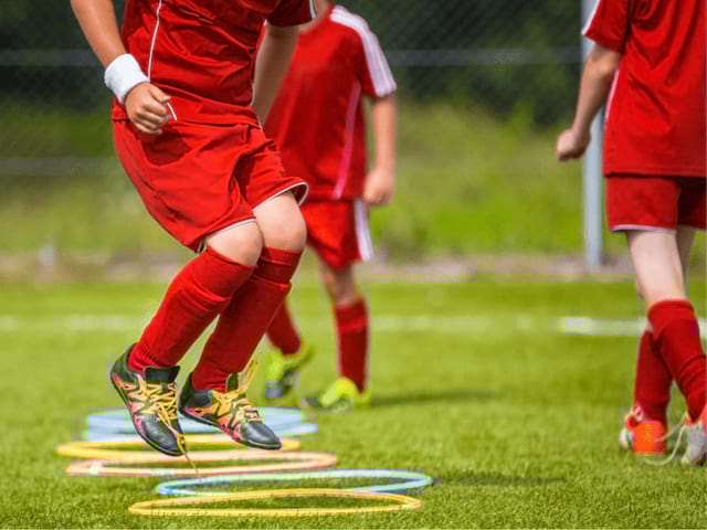 Entrainement de football en intérieur pour les adolescents en colonie de vacances de football