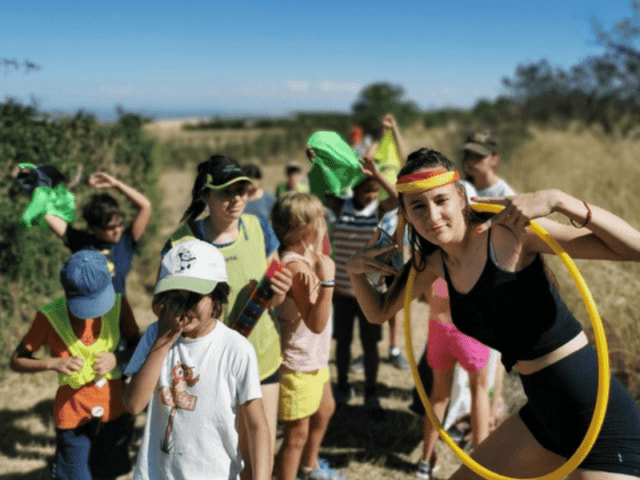 Groupe de jeunes qui s'amusent en colo Cirque et Equitation cet été vers Lyon