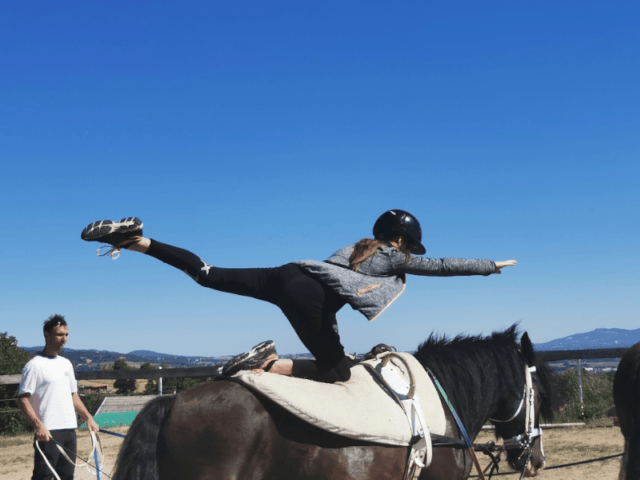 Initiation à la voltige équestre en colo de vacances Poneys et Cirque cet été pour les 8-14 ans