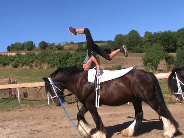 Initiation à la voltige en colo de vacances Cirque et Equitation cet été pour les 8-14 ans