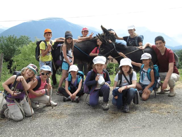 Groupe de jeunes enfants en colo de vacances Poneys dans les Monts lyonnais cet été