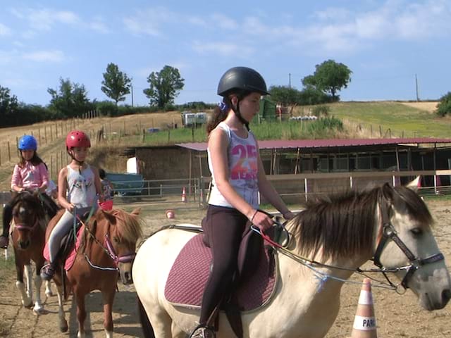Jeunes en colo de vacances Poneys dans les monts lyonnais cet été
