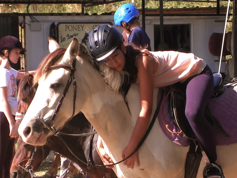 Jeune enfant en colo de vacances Equitation Poneys dans les monts lyonnais