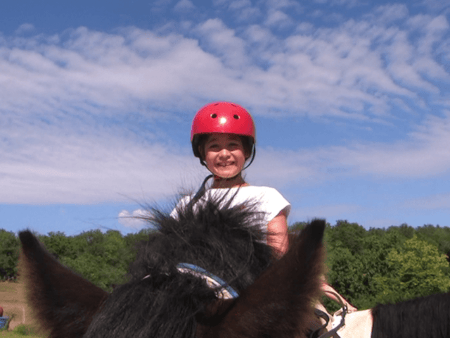 Jeune fille en colo de vacances Poney dans les monts lyonnais cet été