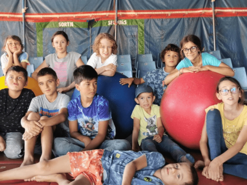 Groupe de jeunes en colo de vacances cirque cet été