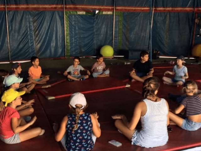 Groupe de jeunes en colo de vacances cirque près de Lyon cet été