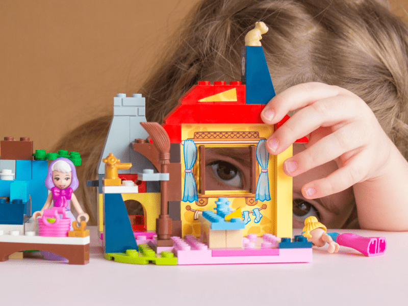 Jeune fille qui s'amuse avec des Lego® en colonie ce printemps