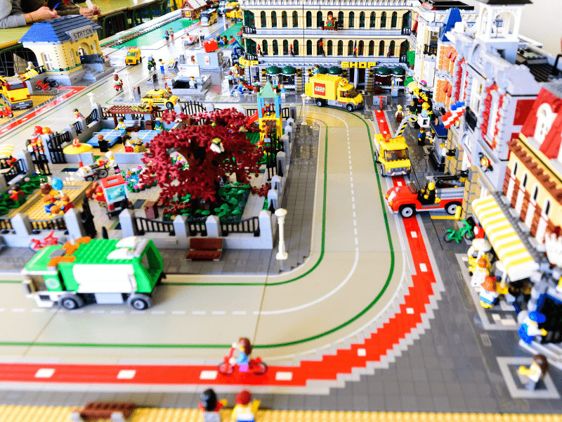 Parcours en lego avec lequel les jeunes s'amusent en colo de vacances Construction Block cet automne