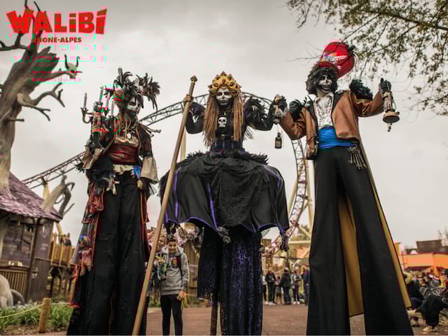 Sortie au parc Walibi relooké pour Halloween durant les vacances de la Toussaint en colonie de vacances.