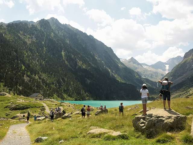 Randonnée dans le cirque du Lys lors de la colonie de vacances à la montagne dans les Pyrénées 