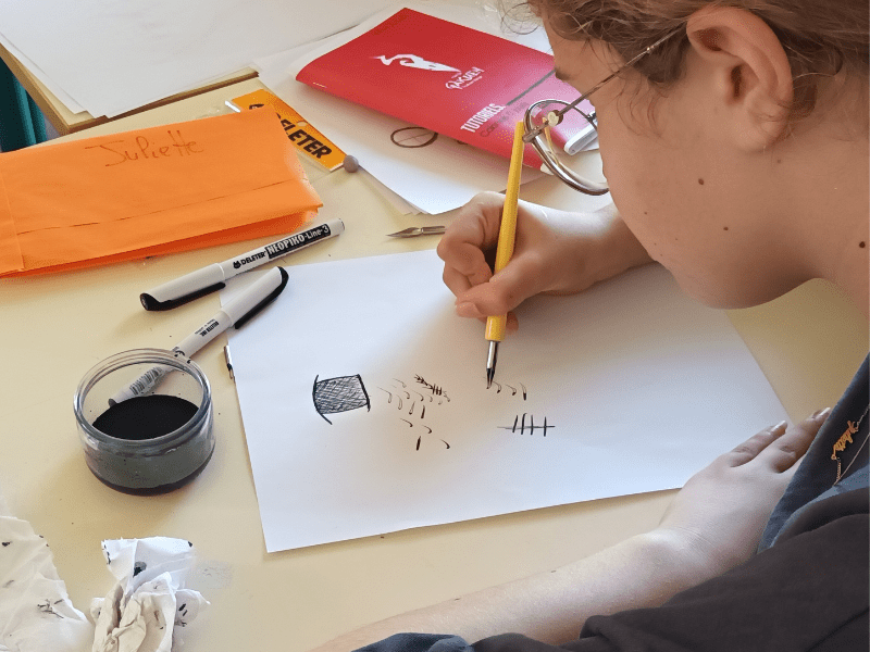 Enfant qui apprend à dessiner 
