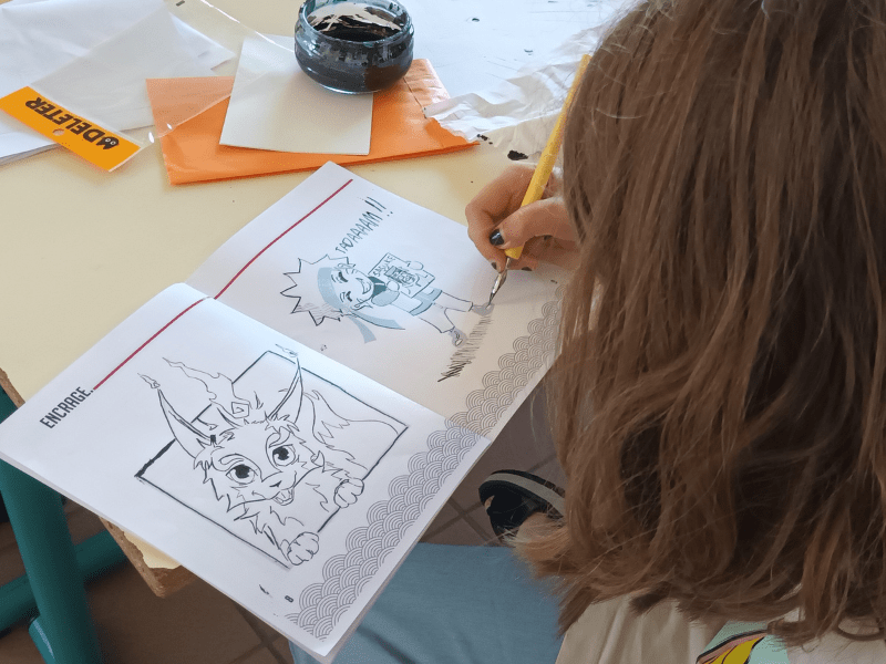 Jeune fille qui s'exerce au dessin Manga lors de sa colo de vacances Manga cet automne